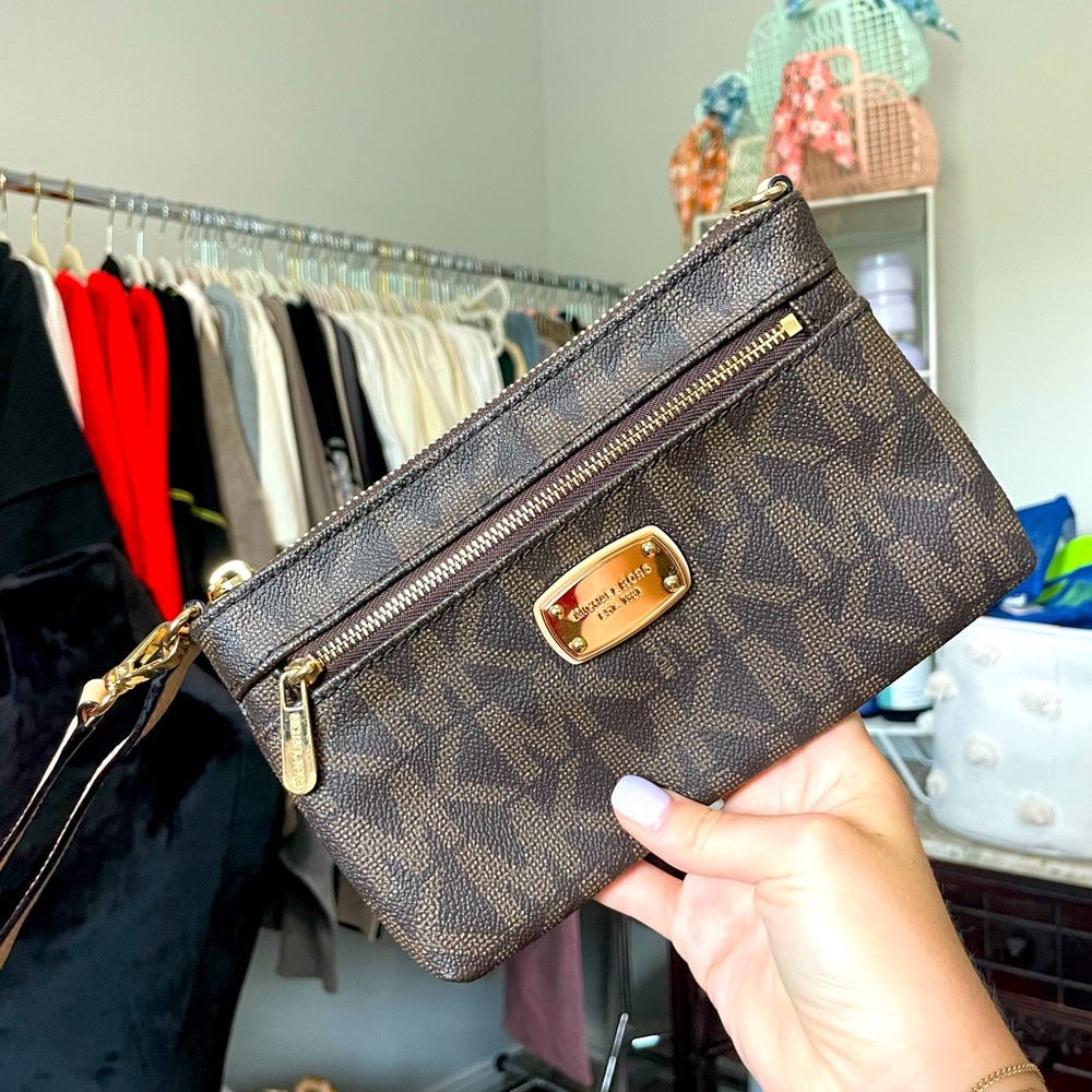 Classic Michael Kors MK clutch / wristlet! 🤍